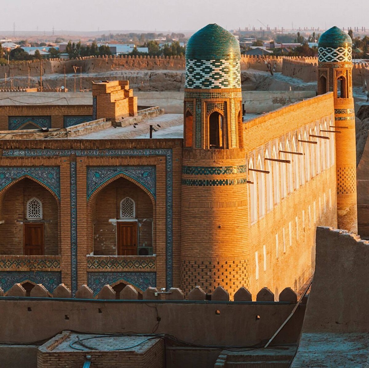 Hive'nin bu iki sembol haricinde görmeden dönmenin ayıp olduğu beşlisi ise şu şekilde; “Taş Kavli Sarayı, “Dişa Kala, “Ragbanlı Camii, “Pehlivan Mahmut Türbesi ve “Emir Han Medresesi''.⠀