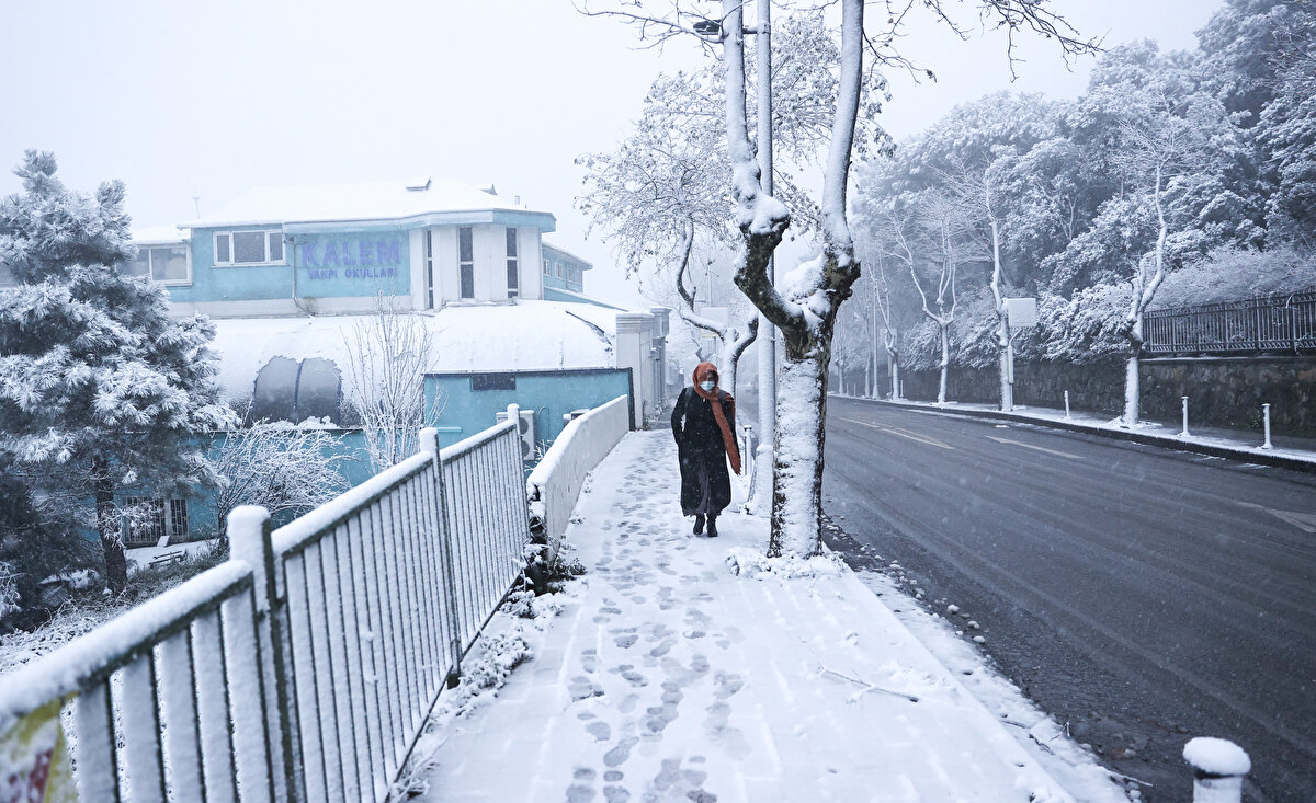 İstanbul Valiliği, kentte etkili olması beklenen kar yağışı, don ve buzlanmaya karşı alınan tedbirleri açıkladı ve dışarı çıkacak vatandaşları dikkatli olmaları yönünde uyardı.