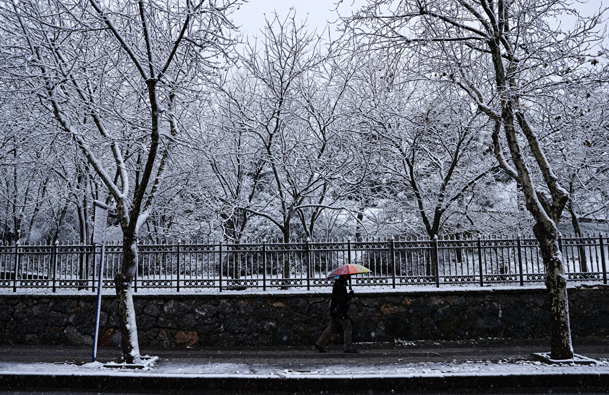 Meteorolojinin günler öncesinden yaptığı uyarıların ardından, kar yağışı İstanbul’da etkili olmaya başladı. Soğuk bir günle işe başlayan İstanbullular, karın etkisinde kaldı.