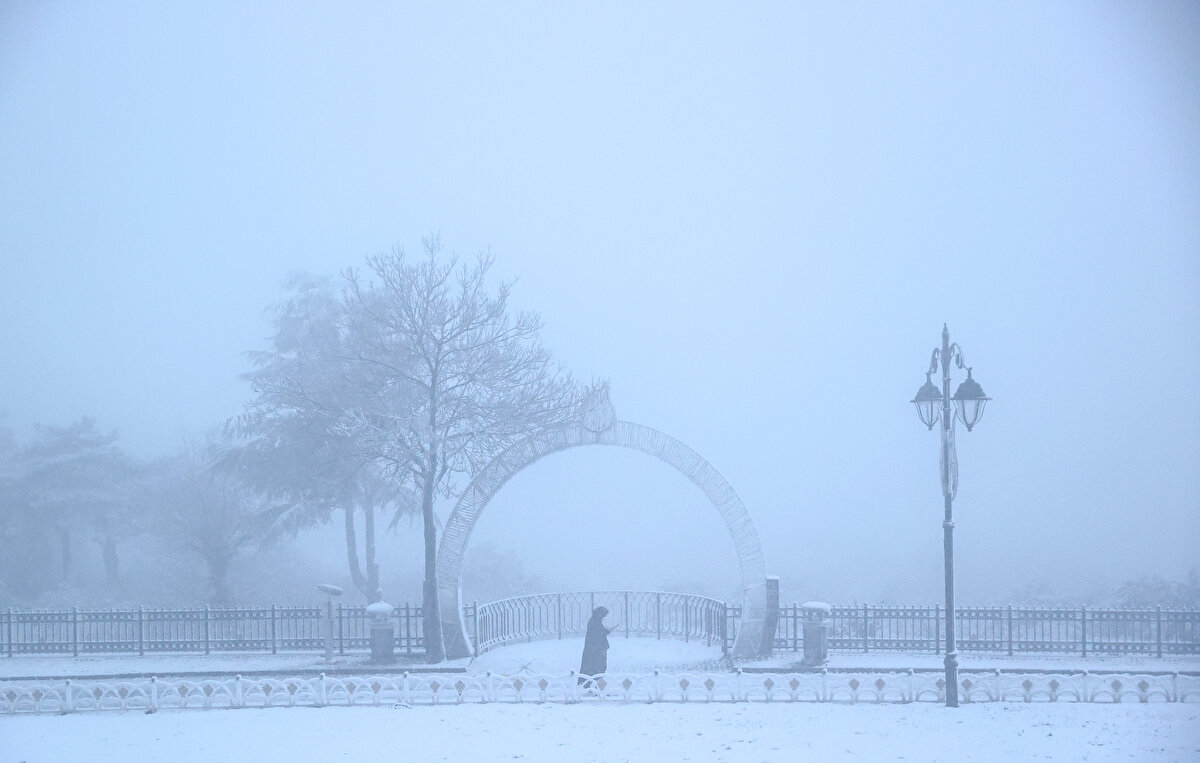 Anadolu Yakası'nda da başta Çamlıca Tepesi olmak üzere yüksek noktalarda kar yağışı görüldü.