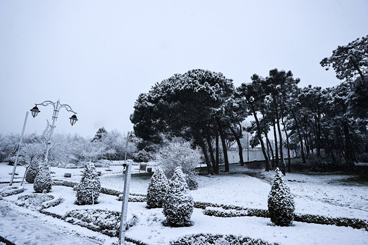 Yer yer etkisini gösteren yağış, sabah saatlerinde etkisini arttırarak şehrin birçok noktasında yoğun şekilde yağmaya başladı.