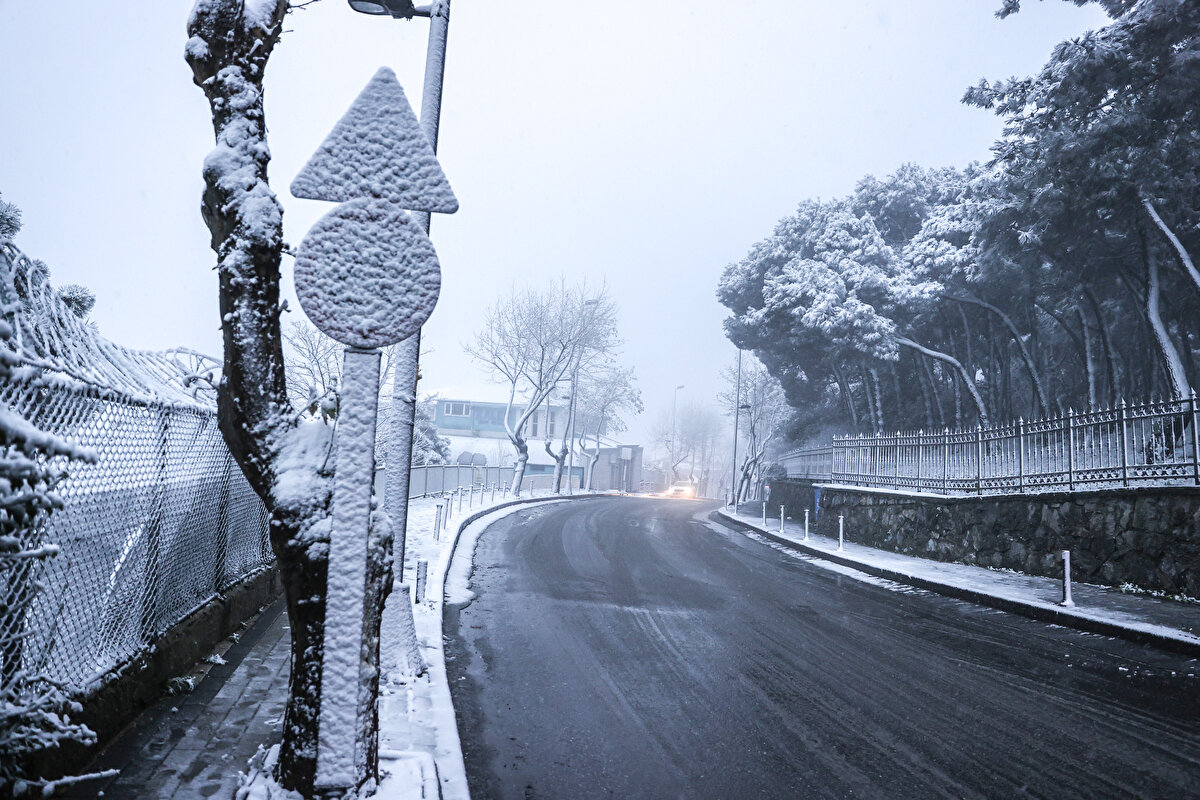 Avrupa Yakası'nda; Sarıyer'in yüksek kesimleri ve Arnavutköy'de adeta lapa lapa kar yağdı.