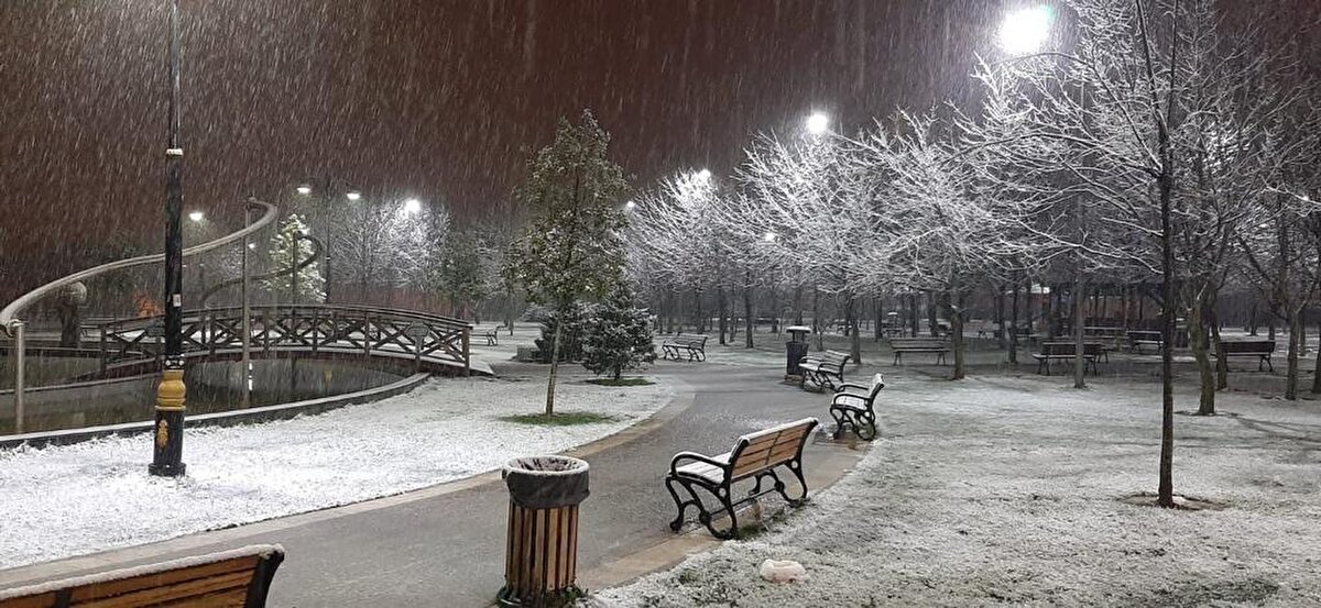Valilikten yapılan açıklamada, İstanbul'da kış mevsimine yönelik olarak yürütülen çalışmalar kapsamında, İçişleri Bakanlığının Kış Mevsimi Trafik Tedbirleri genelgesi ile Ulaştırma ve Altyapı Bakanlığının 2020-2021 Kış Programı genelgesinin ilçe kaymakamlıklarına, belediyelere ve ilgili kurum ve kuruluşlara duyurulduğu ve gerekli önlemlerin alındığı belirtildi.