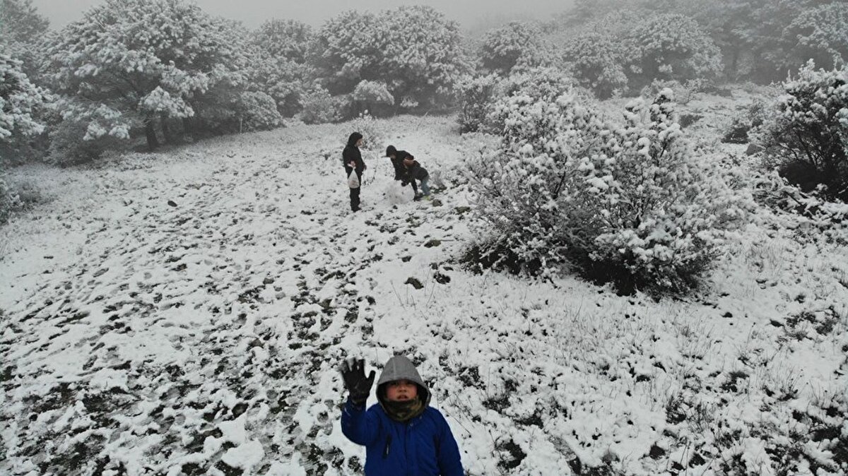 İstanbul’un yüksek kesimlerinden Aydos ormanlarında çocuklar karın yağması ile kendilerini dışarı attı.