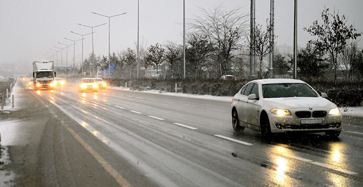 İnsanlar arasında dört mevsim lastiği olarak adlandırılan, araçlarımızda standart olarak gelen lastikler 7 derece ve üzerinde maksimum tutunmayı sağlayabilirler. Sıcaklık 7 derecenin altına düştüğünde bu lastiklerin tutunma problemi başlar ve fren mesafesiniz uzar. Bu nedenle kış mevsiminde mutlaka kış lastiği kullanılmalıdır.