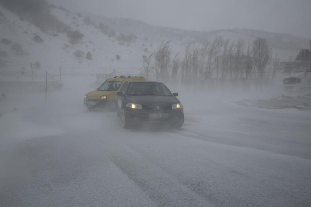 Araçlar için en zor koşullar karlı ve buzlu zeminlerdir. Son günlerde yurdun büyük bir kesiminde şoförler için zorlu koşullar oluşmakta. Tutunmanın ciddi oranda zorlaştığı, fren mesafesinin uzadığı karlı ve buzlu zeminlerde araç kullanırken nelere dikkat edilmeli? İşte yapılması ve yapılmaması gerekenler...