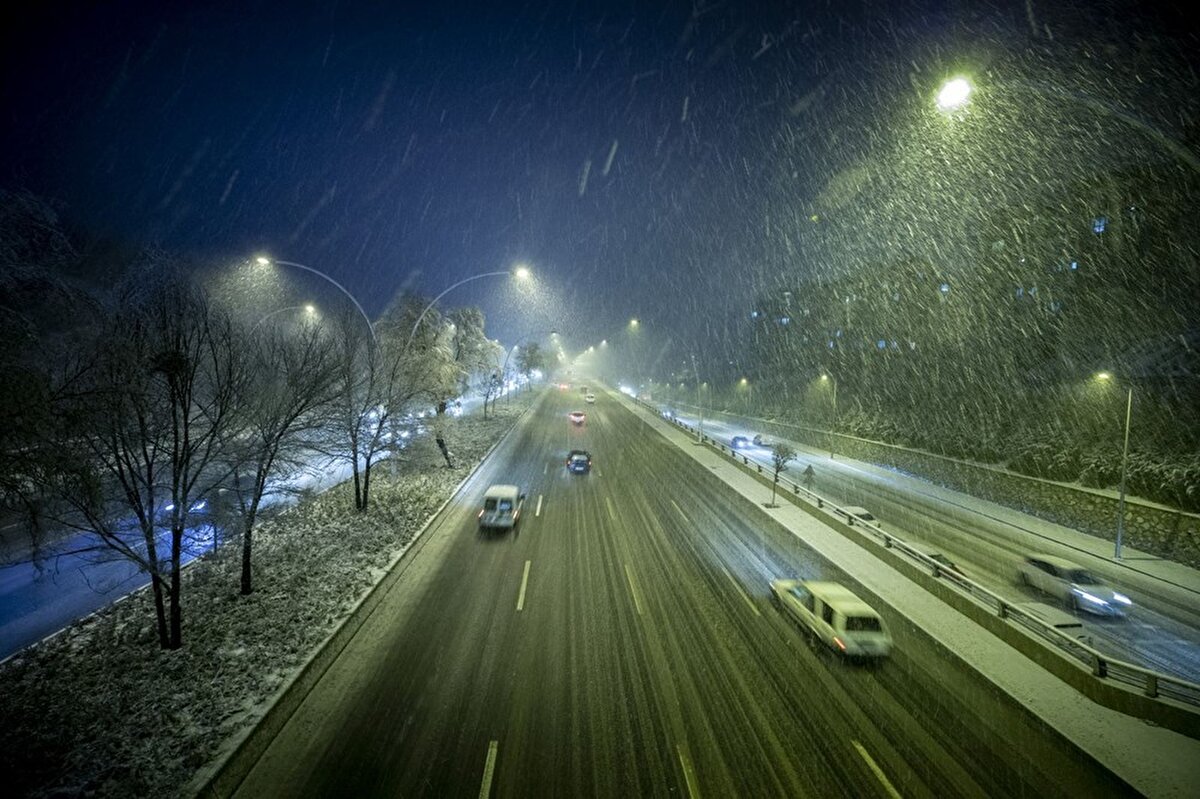 Lastiklerden sadece ikisini kış lastiğiyle değiştirmek ciddi bir hatadır. Bu şekilde aracın yere sağlam basması imkansızdır. Mutlaka dört lastiğinde kış lastiğine çevrilmesi gerekmektedir.