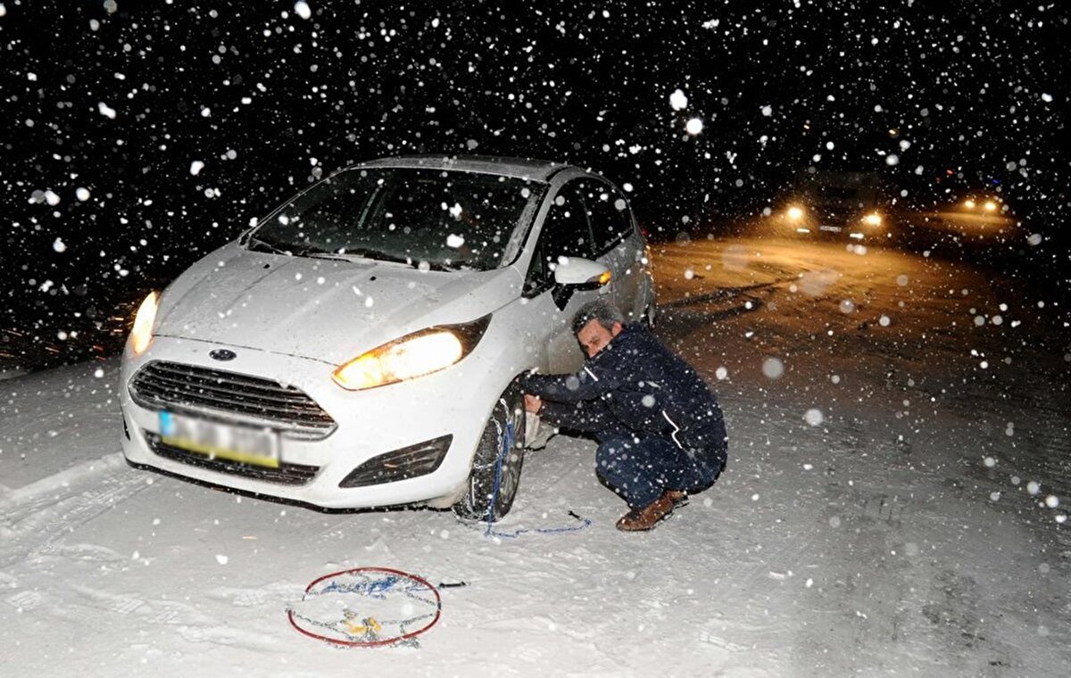 Karlı zeminlerde güvenli bir sürüş için lastik havalarını düşürmek yerine 2 psi artırmak gerekmektedir. Havayı artırarak tahliye kanallarının arası biraz daha açılır ve tutunma artar. Normal zeminlerdeyse araç üreticisinin belirlediği lastik havaları kullanılmalıdır.