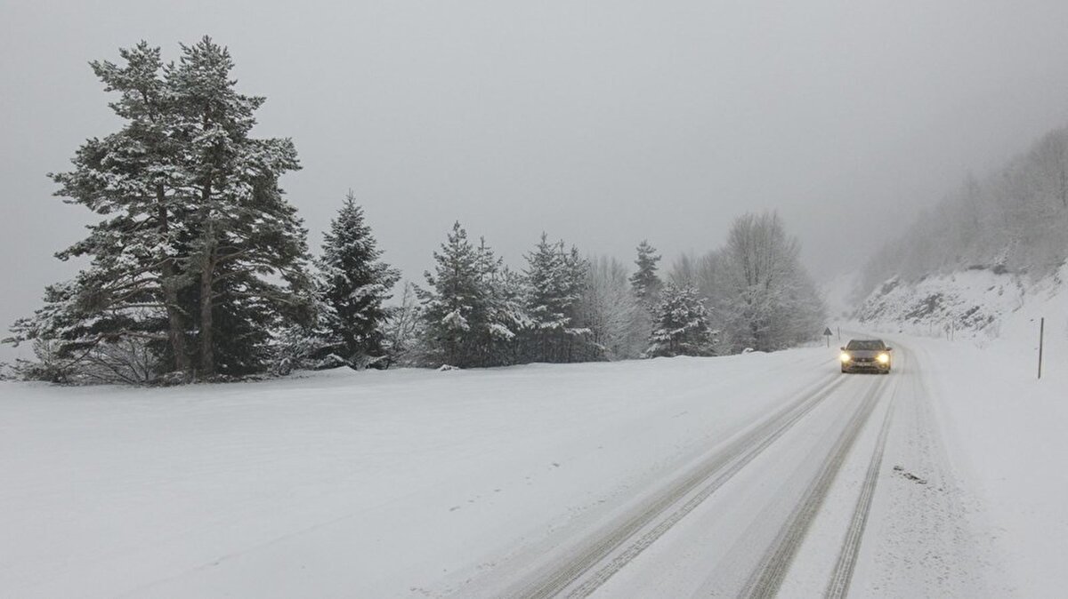 Sürüş esnasında aracın devrini yükseltmek karlı zeminler için dezavantaj oluşturur. Bu nedenle düşük devir ve bir üst vitesi tercih edin. Örneğin; ikinci viteste 45 kms hızla gitmek yerine, üçüncü viteste aynı hızla giderseniz aracın yere tutunması biraz daha kolay olacaktır.