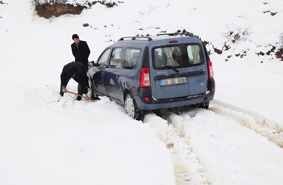 Aracınız bir veya birden fazla lastiği kara saplanırsa yapılacak çok az şey vardır. Çok fazla gaz vermek aracı saplandığı yerden çıkarmaz, aksine başa dönen lastik düştüğü çukuru derinleştirir.