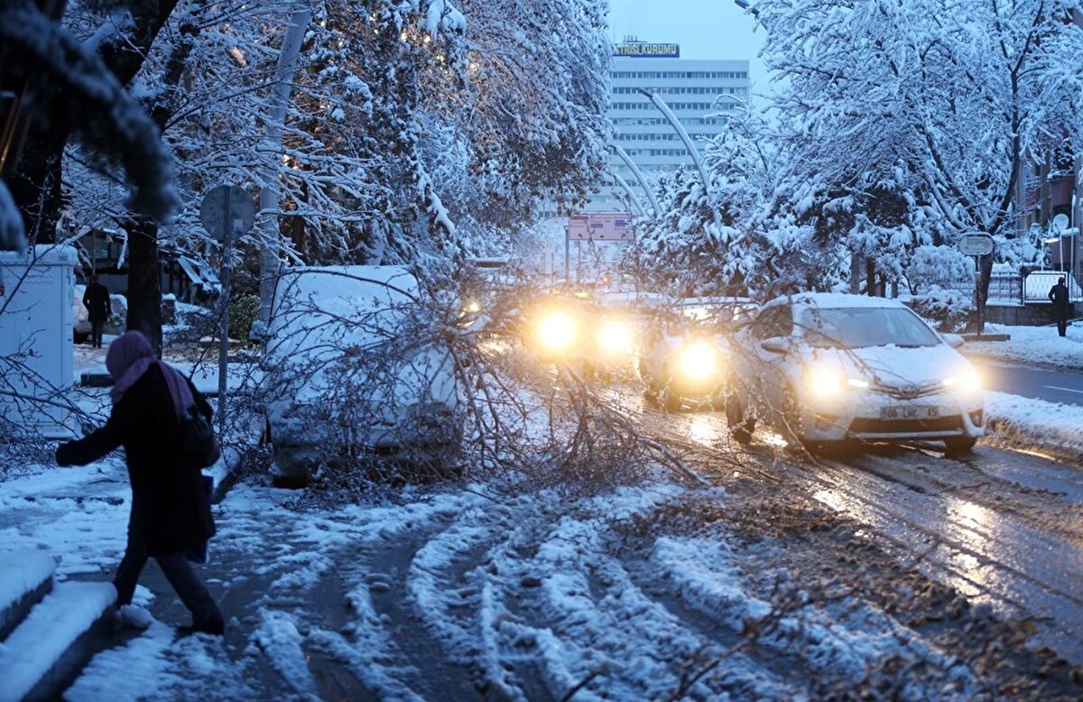 Eriyen kar suyunun bulunduğu yerler, köprü üstleri, viyadükler ve yoğun rüzgar alan zeminler gizli buzlanma açısından büyük risk oluşturur. Bu bölgelere yaklaşırken hızınızı yarı yarıya düşürün, takip mesafenizi iki katına çıkarın. Araç içinde telefon, müzik sistemi gibi dikkat dağıtacak ekipmanlarla uğraşmayın, reflekslerinizi hazır tutun.