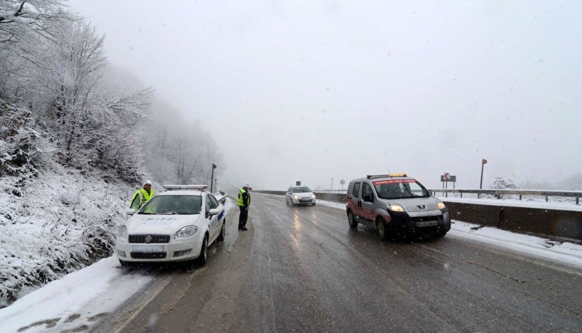 Karlı zeminlerde ve gizli buzlanmanın olduğu bölgelerde mümkün olduğunda az hareket edilmeli, gereksiz şerit değişimlerinden kaçınılmalıdır. Çünkü yapılacak ani ve sert direksiyon hareketlerinden dolayı aracın her an ağırlık transferi bozulabilir, önden veya arkadan kaymalar yaşanabilir. Direksiyon hareketlerinin çok yumuşak olması, diğer sürücülerin hatalarından etkilenilmemesi için takip mesafesinin de artırılması iyi bir çözüm olacaktır.