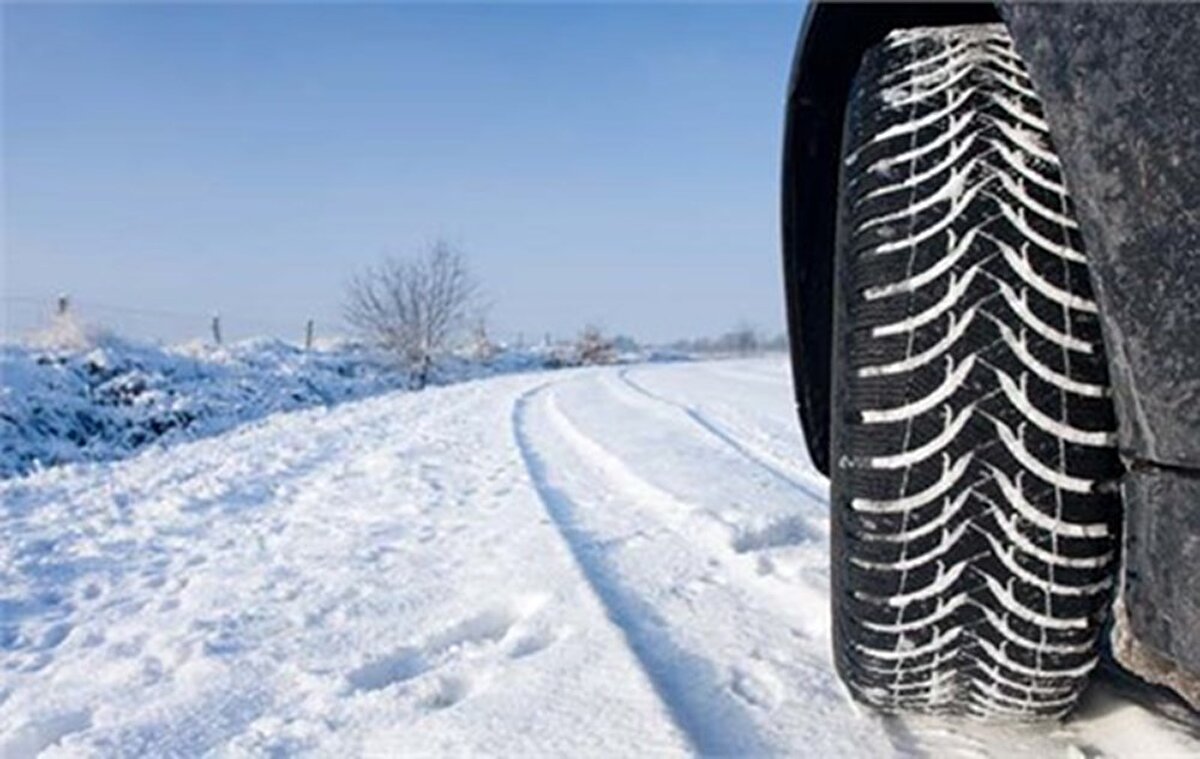 Aracı mümkünse ikinci vitese alıp, çapraz şekilde öne ve arkaya doğru manevra denemeleri yapılabilir. Fakat 4-5 denemeden sonra araç yerinden hiç hareket etmemişse daha fazla zorlamamak gerekir. Aksi takdirde hem araca zarar verilir, hem de aracın saplandığı yerden çıkış süresi uzar. Bu nedenle fazla ısrar etmeden çekici yardımı almak en iyi yöntemdir.