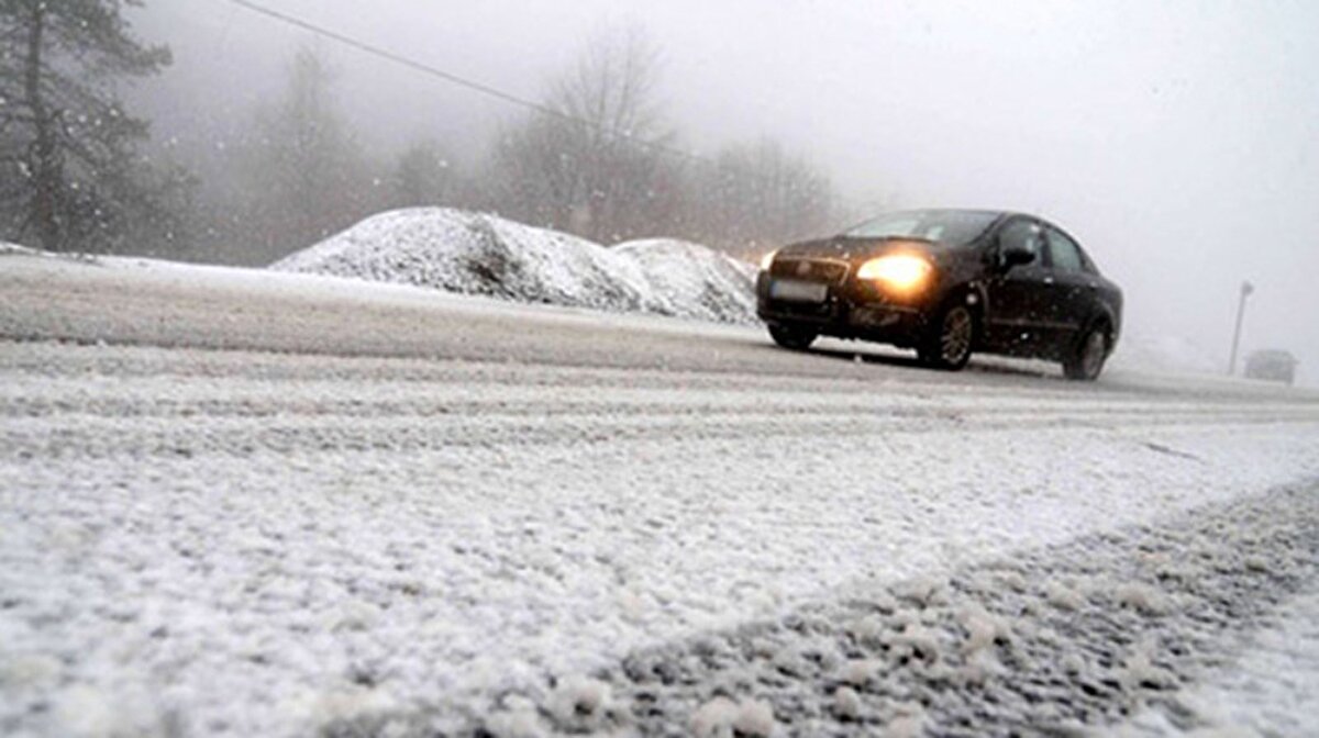 Fren kullanma yerine vites küçültmeyle yavaşlamayı tercih eden sürücülerinde debriyajdan ayağını çok yavaş şekilde çekmesi gerekmektedir. Aksi takdirde yük bir anda ön tarafa toplanır, aracın ağırlık transferi bozulur ve kayma problemi başlar.