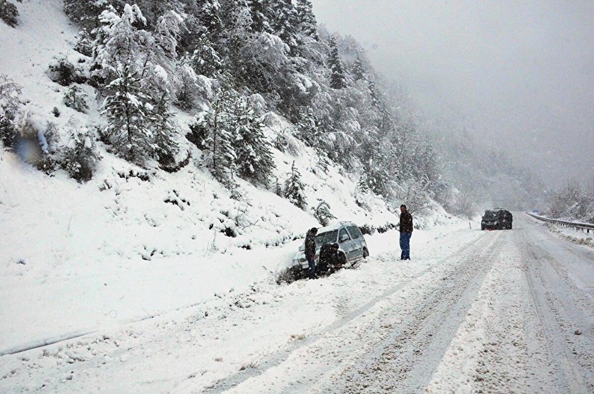 Karlı zeminlerde ön lastiklere fazla güç vermek patinaja sebep olabilir. Bu nedenle aracı ikinci vitese alıp, gaz ve debriyaj hareketlerini çok yavaş uygulayarak sorunsuz bir kalkışa imza atabilirsiniz. Bu imkana sahip olmayan otomatik vites araçlardaysa gaz pedalına çok yavaş, kademeli olarak basılması yeterli olacaktır.