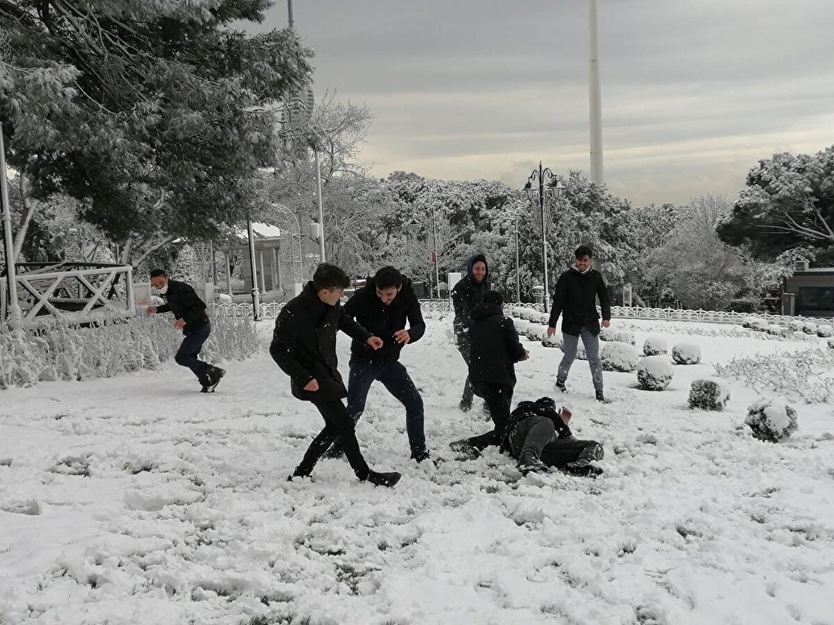 Üsküdar’daki Çamlıca Tepesi de kartopu oynamak isteyenlerin uğrak noktası oldu. Hem çocuklar hem de gençler kartopu oynayarak karın tadını çıkardı. Bazıları da beyaza bürünen İstanbul manzarasını seyrederek fotoğraf çekildi.
