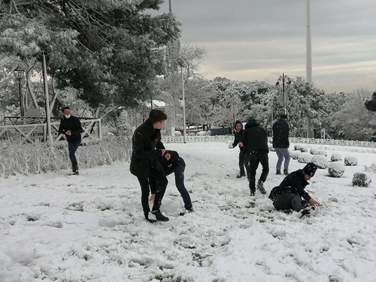Karı özleyen vatandaşlar, hafta sonu sokağa çıkma kısıtlaması öncesi kartopu oynamak ve kar manzarasına karşı fotoğraf çekilmek için İstanbul’un yüksek kesimlerine gitti.
