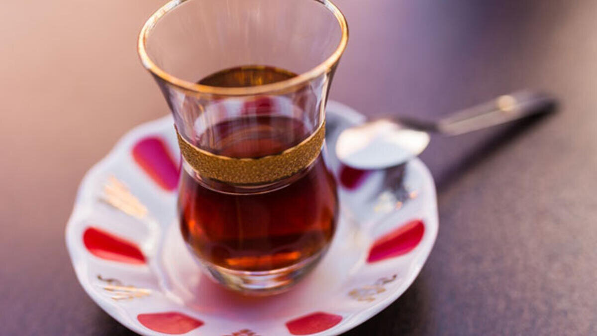 Doğru çay tüketimi hakkında açıklamalarda bulunan Özerdem, sözlerine şöyle devam etti:
“Çok uzun süre demlenmiş çay içilmemeli. Çay çok sıcak da içilmemeli ve mümkünse 70 derecenin altında içilmeli ki gırtlakta tahrişlere ve tümörlere sebep olmasın. Çay şekerle birlikte içilmemeli çünkü içindeki şeker hem diş hastalıklarına hem de metabolizma hastalıklarına meyil artırıyor.