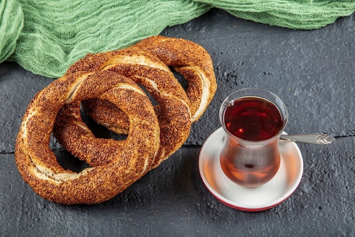 Çayı şekerli içmeyi tercih edenlere uyarılarda bulunan Uzm. Dr. Özerdem, “Şekerli çay diş yapısının bozulmasına neden oluyor ve orada enfeksiyonların kolayca yerleşmesine sebep oluyor.
Çok tiryaki olan bir çay içicisinin günde en az 10-15 bardak çay içtiğini farz edersek, ortalama bir küp şekerin de 22 kilokaloriye yakın enerji verdiğini düşünürsek, bir çay içicisi sadece şekerle günlük bazal metabolizmasının 4’te 1’ini karşılamış oluyor. Bu birikim dolayısıyla vücutta ciddi hastalıklara meyil oluşuyor. İnsülün direnci, şekere yatkınlık gelişiyor. Bununla birlikte diyabet riskiyle beraber kalp damar hastalıkları beraberinde geliyor” dedi.