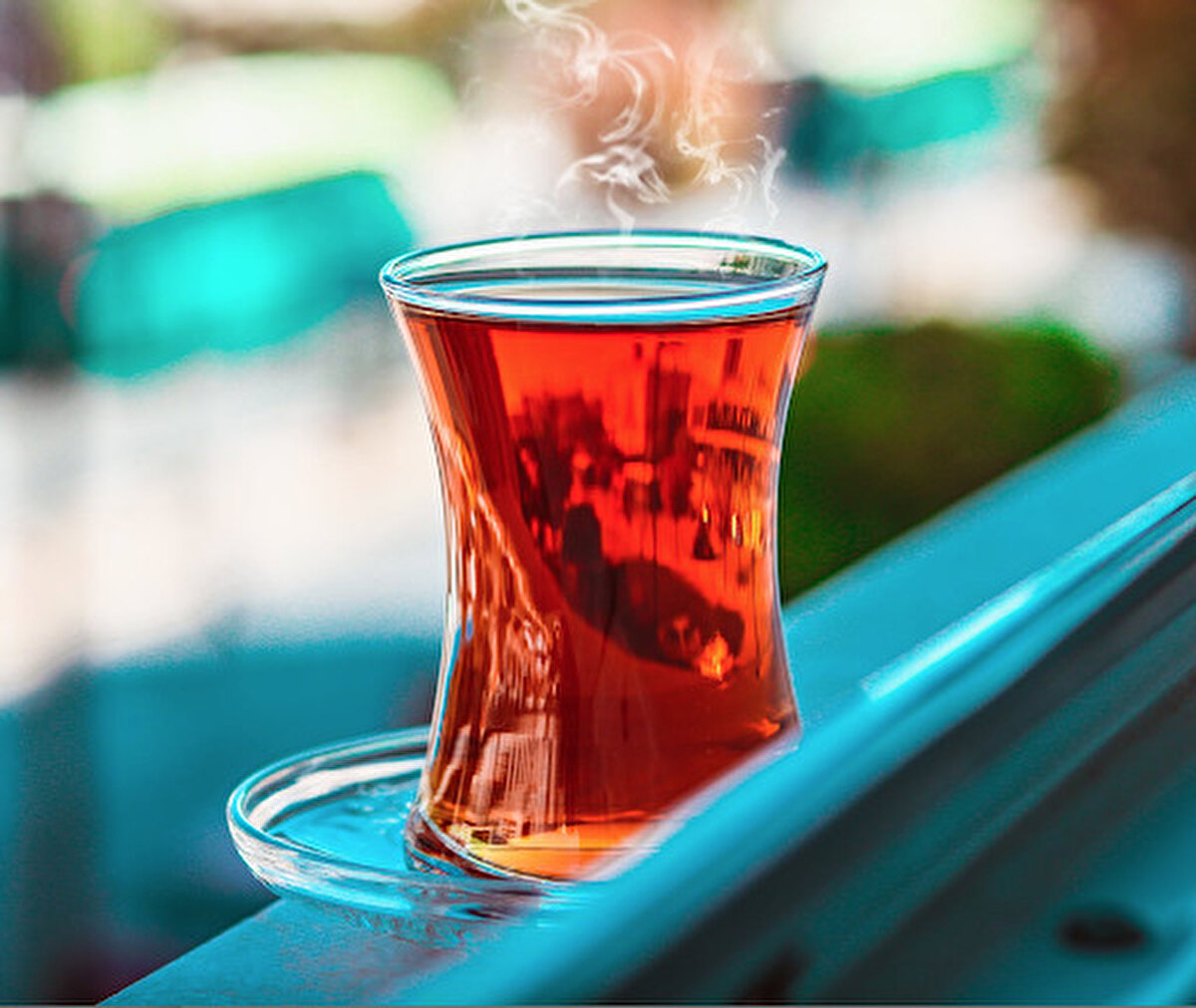 Çay demir eksikliği yapabildiğinden, özellikle bitkisel demirin emilimini bozduğundan yemekten önce, hemen sonra ve beraber içilmemeli”