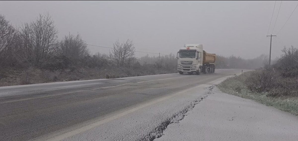Meteoroloji Genel Müdürlüğü'nün uyarılarının ardından İstanbul'da kar yağışı başladı. Özellikle yüksek kesimlerde kar etkili oluyor. Çatalca kar yağışı nedeniyle kısa sürede beyaza büründü. 