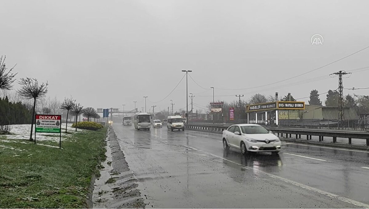 Buzlanma gibi olumsuz hava koşullarına karşı önem alan İBB ekiplerinin kent genelinde 60 noktada kurulan Buzlanma Erken Uyarı Sistemi'ne gelen mesajlar doğrultusunda çalışmalarını yürüteceği aktarılan açıklamada, Meteoroloji İstanbul 1. Bölge Müdürlüğü ve AKOM verilerine göre, İstanbul'da bu gece ve yarın düşen kar miktarının kuzey ve yüksek kesimlerde 15-20 santimetre, iç kesimlerde 10-15 santimetre, güney ve kıyı kesimlerinde ise 5-10 santimetre olması bekleniyor. denildi. 