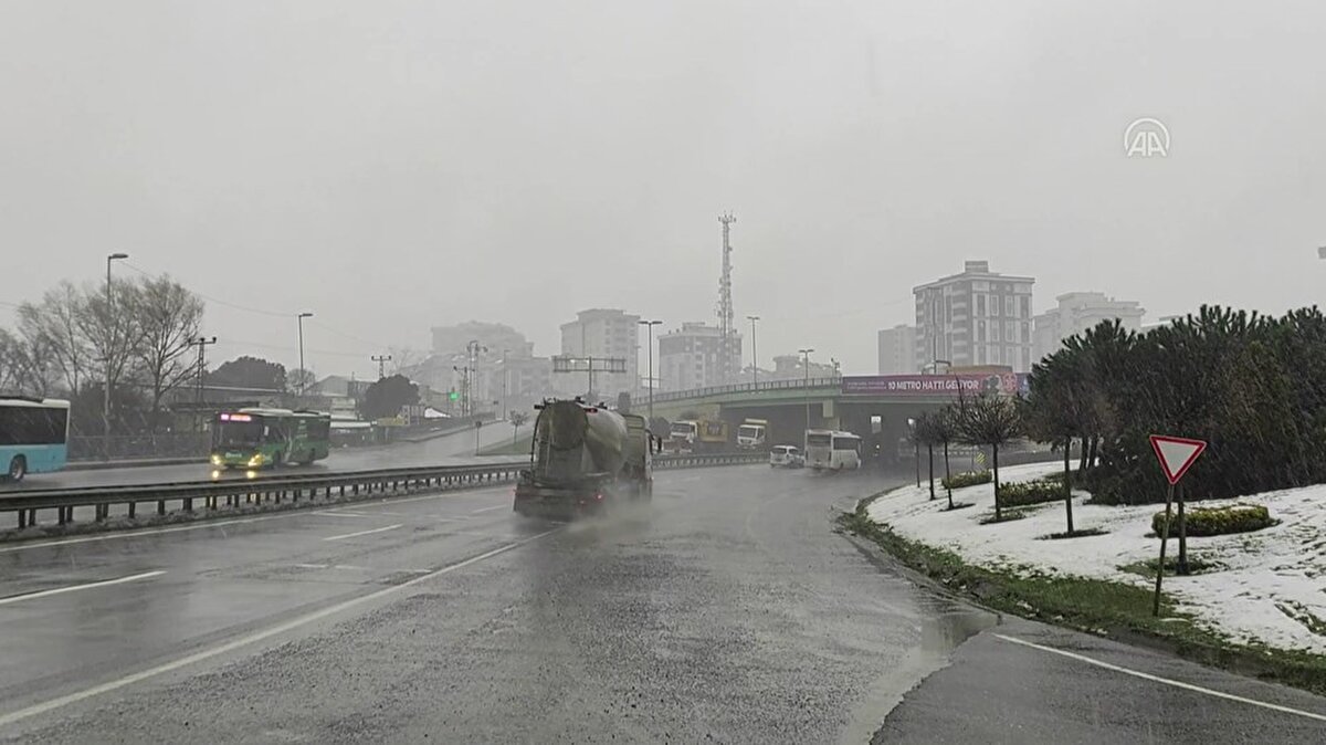 AKOM'dan yapılan açıklamada, yağmur şeklinde başlaması beklenen yağışların, ilerleyen saatlerde karla karışık yağmura döneceği, akşam saatlerinden itibaren ise rüzgarın kuzeyli yönlerden kuvvetlenmesi ile birlikte kuvvetli yağış şeklinde devam edeceğinin tahmin edildiği belirtildi. 