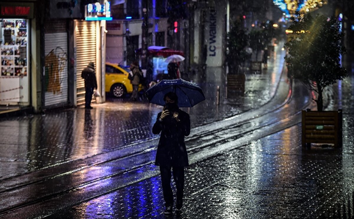 İstanbul’un yüksek kesimlerine gün içerisinde yağan kar akşam saatlerinde Taksim’de de etkili oldu. Sulu kar şeklinde başlayan yağış, şiddetini arttırarak devam ediyor. Uzun zamandır sıcak giden havanın aniden düşmesi ile birlikte akşam saatlerinde Taksim ve İstiklal Caddesi’nde kar yağışı başladı. 