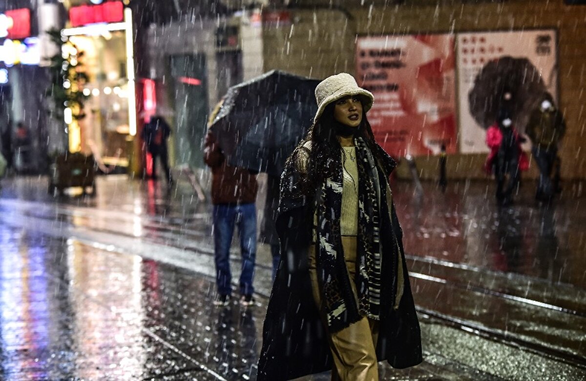 Sokağa çıkma kısıtlaması nedeniyle Taksim’de turistler kar yağışıyla birlikte renkli görüntüler oluşturdu. Öte yandan AKOM’dan İstanbul’da kar yağışının etkisinin artarak süreceğine dair uyarılar geldi.