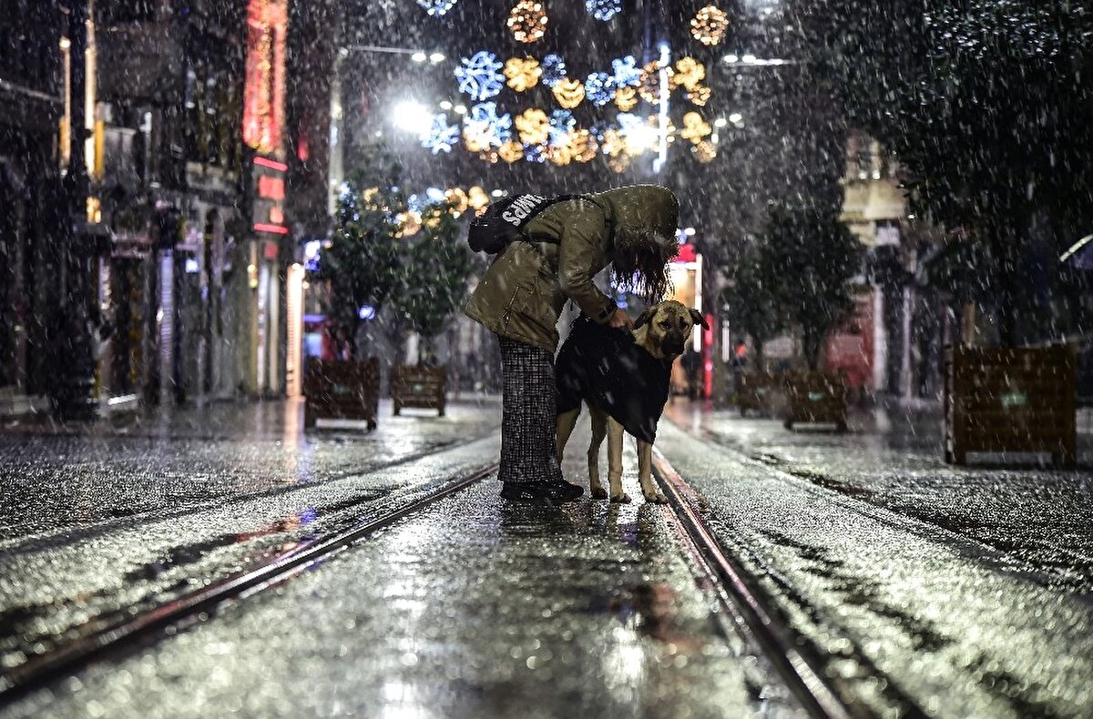 Hava sıcaklığının hissedilir derecede düşmesinin ardından İstanbul’un kent merkezinde akşam saatlerinden itibaren kar yağışı başladı. 