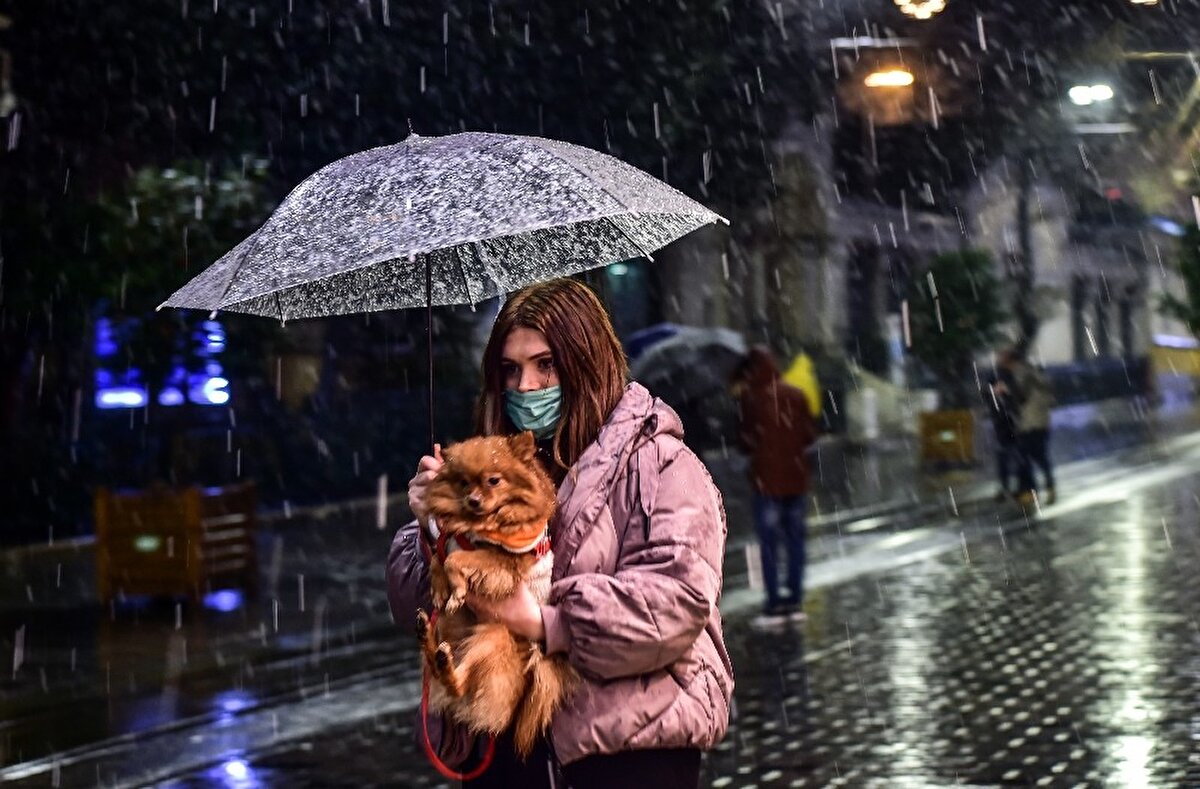 Taksim’de kar yağışı başladı 