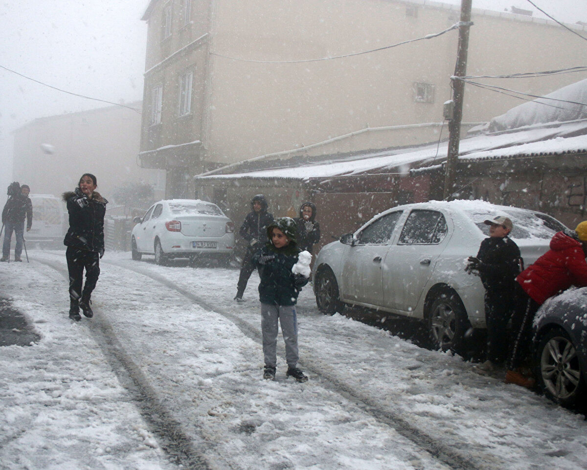 Günlerdir beklenen kar yağışı akşam saatlerinden itibaren başladı. İstanbul'un birçok ilçesinde kendini gösteren kar, Sarıyer'in yüksek kesimlerinde de etkili oldu. Kocataş mevkiinde 16.00'dan itibaren başlayan kar kısa sürede evlerin çatılarını ve sokakları beyaz bir örtü gibi kapattı. Karın yağmasıyla birlikte çocuklar kısıtlamaya rağmen kendilerini dışarı atarak kartopu oynamaya başladı. 