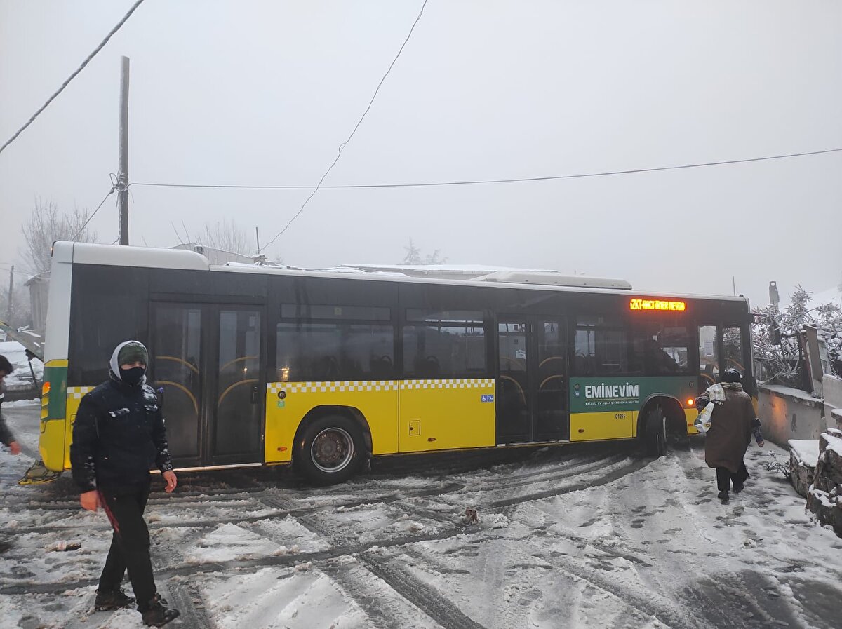 Bazı yetişkinler de çocuklara eşlik etti. Karın eğlencesini çocuklar yaşarken bazı sürücüler ise yolda ilerlemekte zorlandı. Özellikle kar lastiği bulunmayan araçların patinaj yaparak kaydığı gözlendi. Sarıyer-Kocataş seferini yapan bir İETT otobüsü ise yokuş yukarı çıkarken kaydı. Yolda kalan otobüs bir kepçe yardımıyla çekildikten sonra seferine devam etti. 