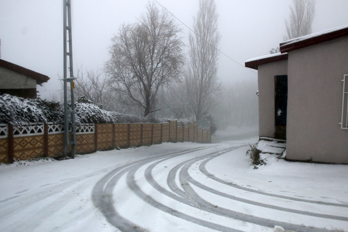 İstanbul'da beklenen kar yağışı akşam saatlerinde birçok ilçede başladı. Yağış, deniz seviyesine yakın bölgelerde yağmur şeklinde görülürken, yüksek kesimlerde kar etkili oldu. 