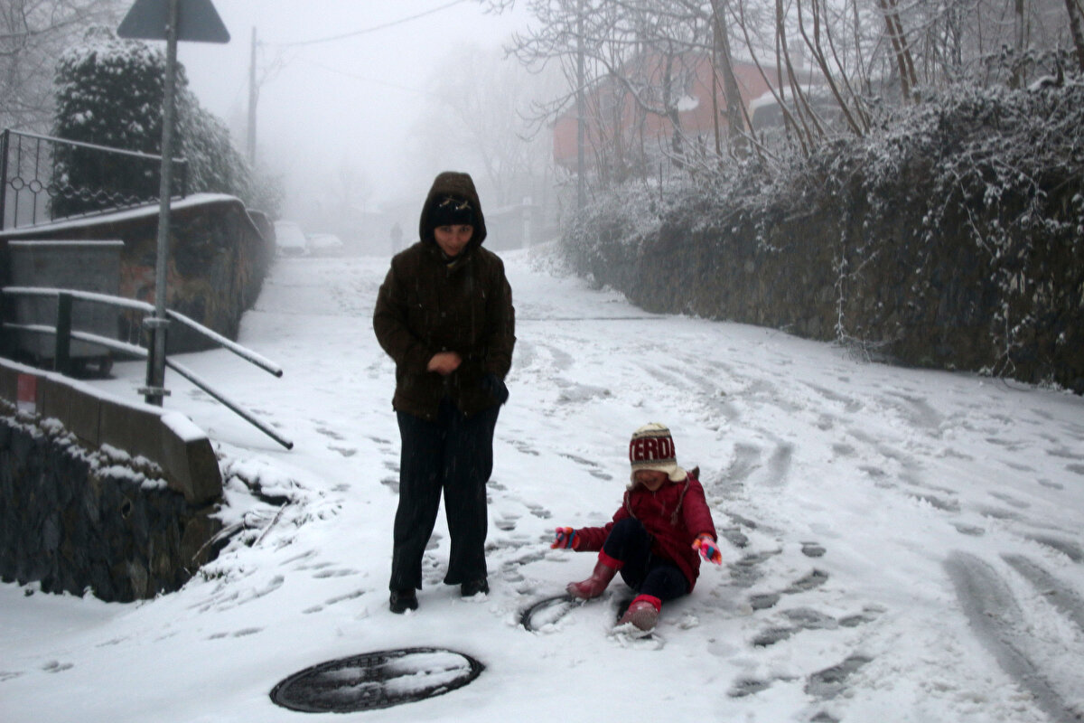 Sarıyer'de kar yağışı, keyfini çocuklar çıkardı 
