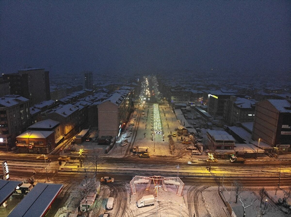 Beyaza bürünen Sultangazi havadan görüntülendi 