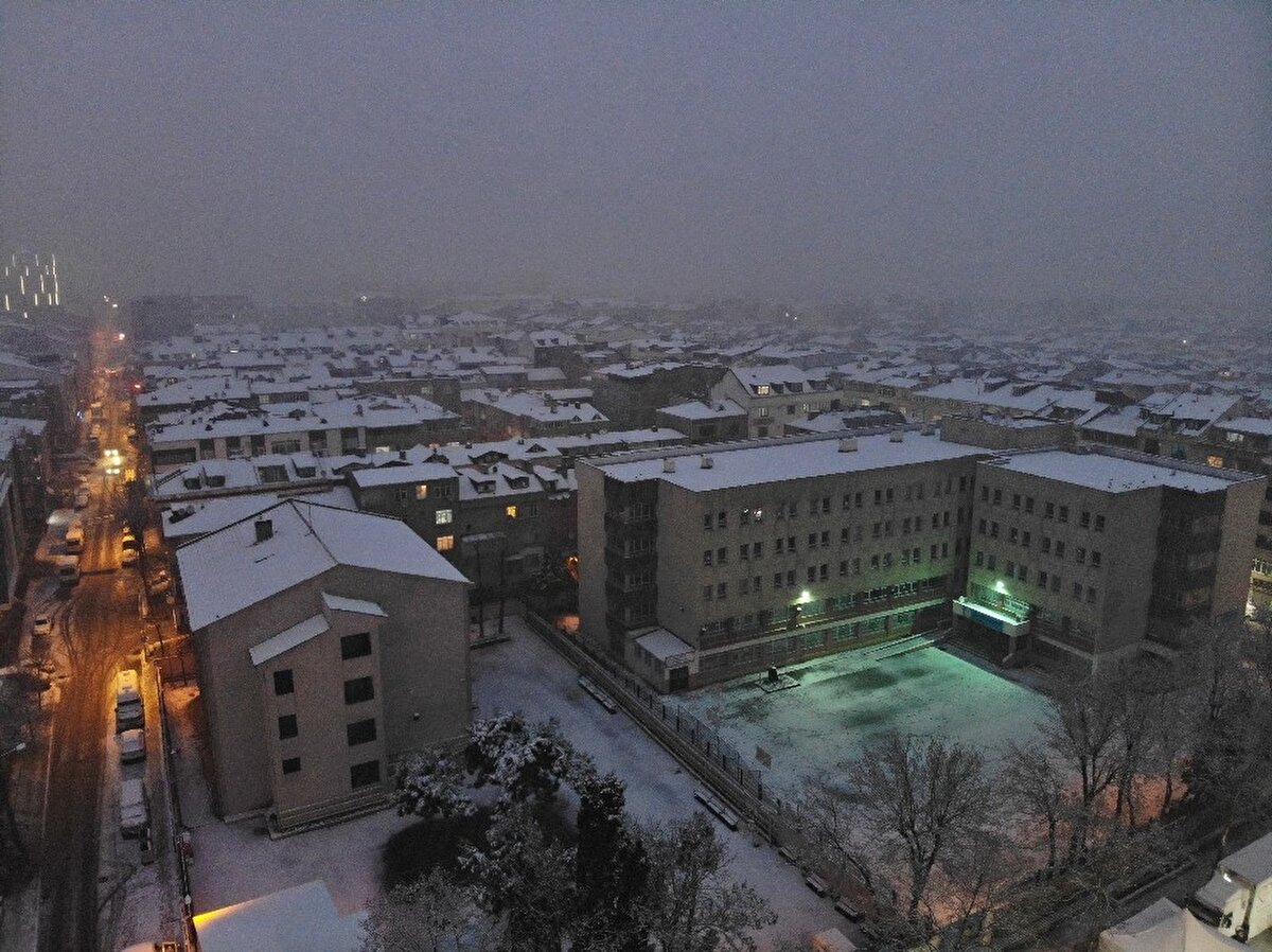 İstanbul’da etkisini gösteren kar yağışı nedeniyle beyaza bürünen Sultangazi havadan görüntülendi.  Meteoroloji Genel Müdürlüğünün uyarılarının ardından İstanbul’da beklenen kar yağışı başladı. Öğle saatlerinden itibaren etkili olmaya başlayan yağış, kentin birçok noktasında etkisini göstermeye başladı. Kar yağışının etkisini arttırmasıyla birlikte beyaza bürünen Sultangazi havadan görüntülendi.