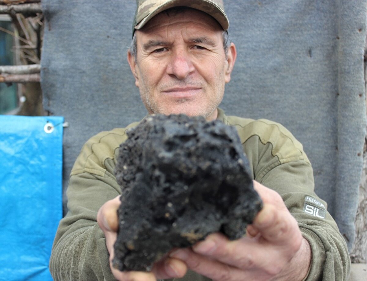 Sonra ben bu taşı inlemeye başladım. Arkadaşlarıma anlattım. Bana bunun bir göktaşı olabileceğini söylediler. Evimin çevresinde arama yaptığımda evimin çatısına düşen ve bu bölgede daha önce görmediğim taşlardan 7 tane buldum.
