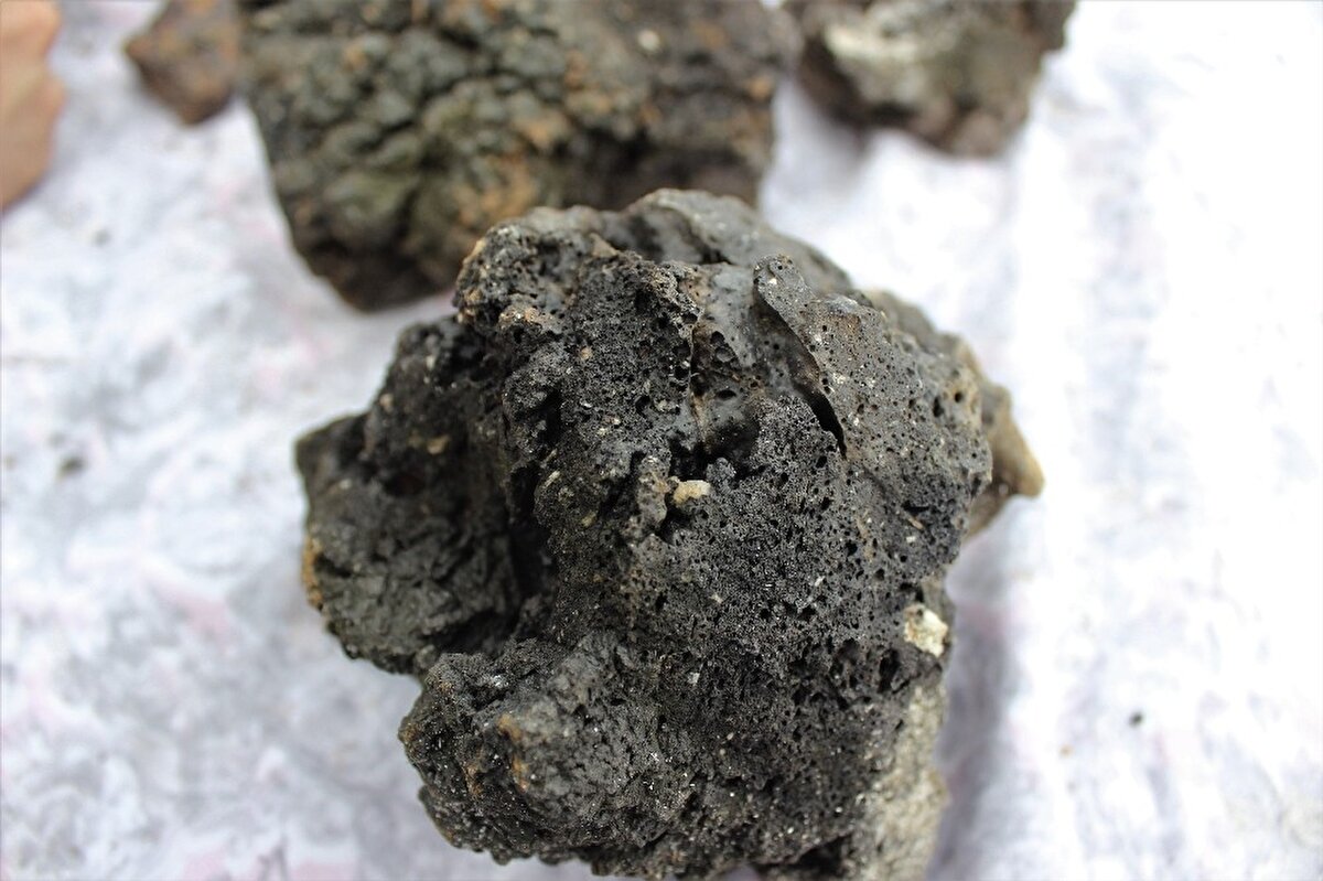 Mehmet Ali Erkeş başından geçen olayı şöyle anlattı; "Bir gece saat 03:00 civarı uykum dağıldı. Evin balkonuna çıktım, kendime bir kahve yaparak gökyüzünü izlemeye başladım. O gece gökyüzündeki yıldızların çok yakın olduğunu fark ettim. Tabiri caizse elimi uzatsam yıldızlara değecektim.
