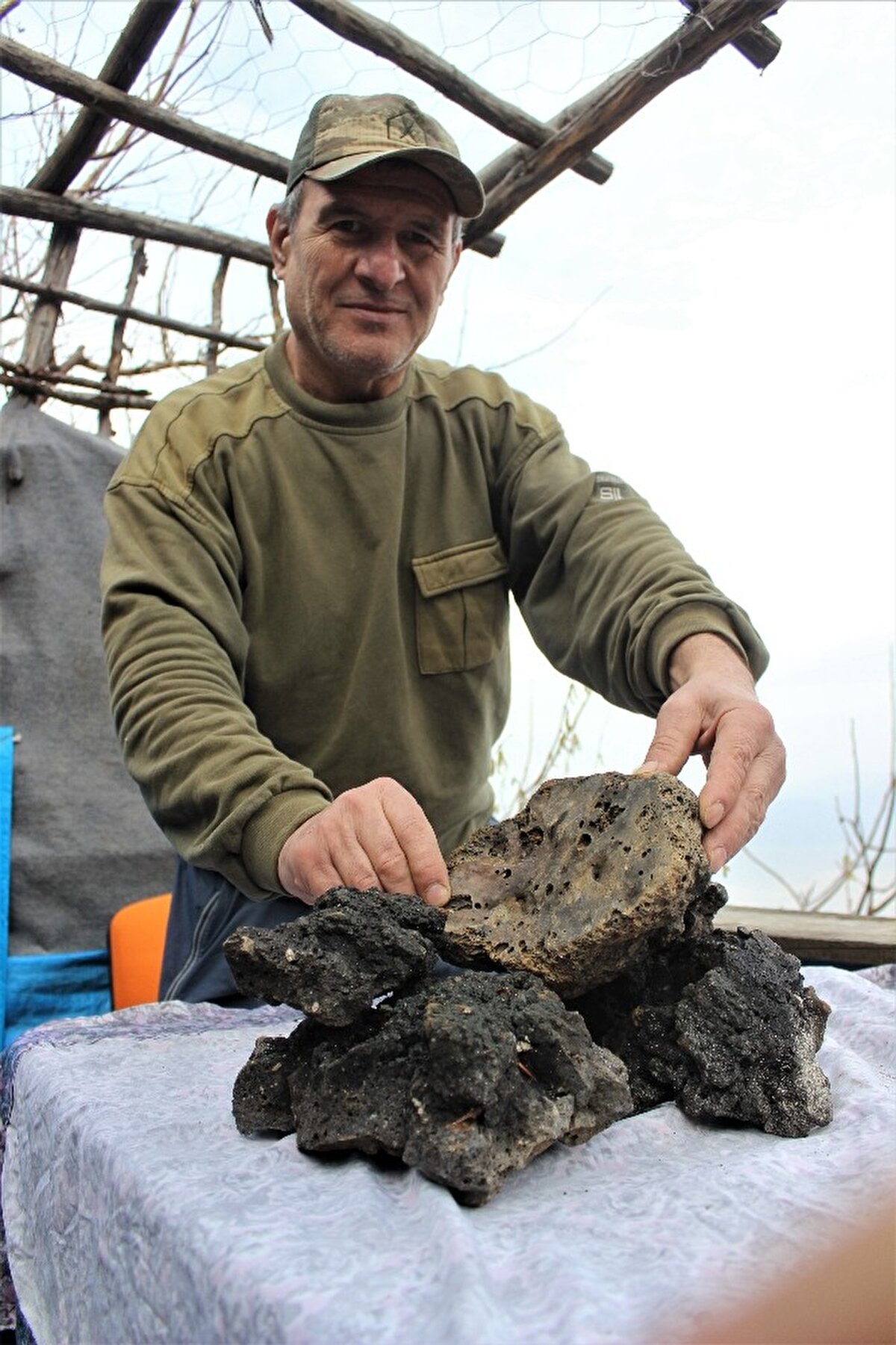 Uludağ eteklerinde köyde yaşayan Mehmet Ali Erkeş, 7 Aralık 2020 tarihinde gece saat 03:00'de uyku tutmayınca balkona çıkıp gökyüzünü izlemeye başladı. Gökyüzünü izlediği sırada bir ışık parlaması gördü. Gördüğü ışık parlamasından 3 saniye sonra evinin çatısında oluşan şiddetli sesle irkildi.

