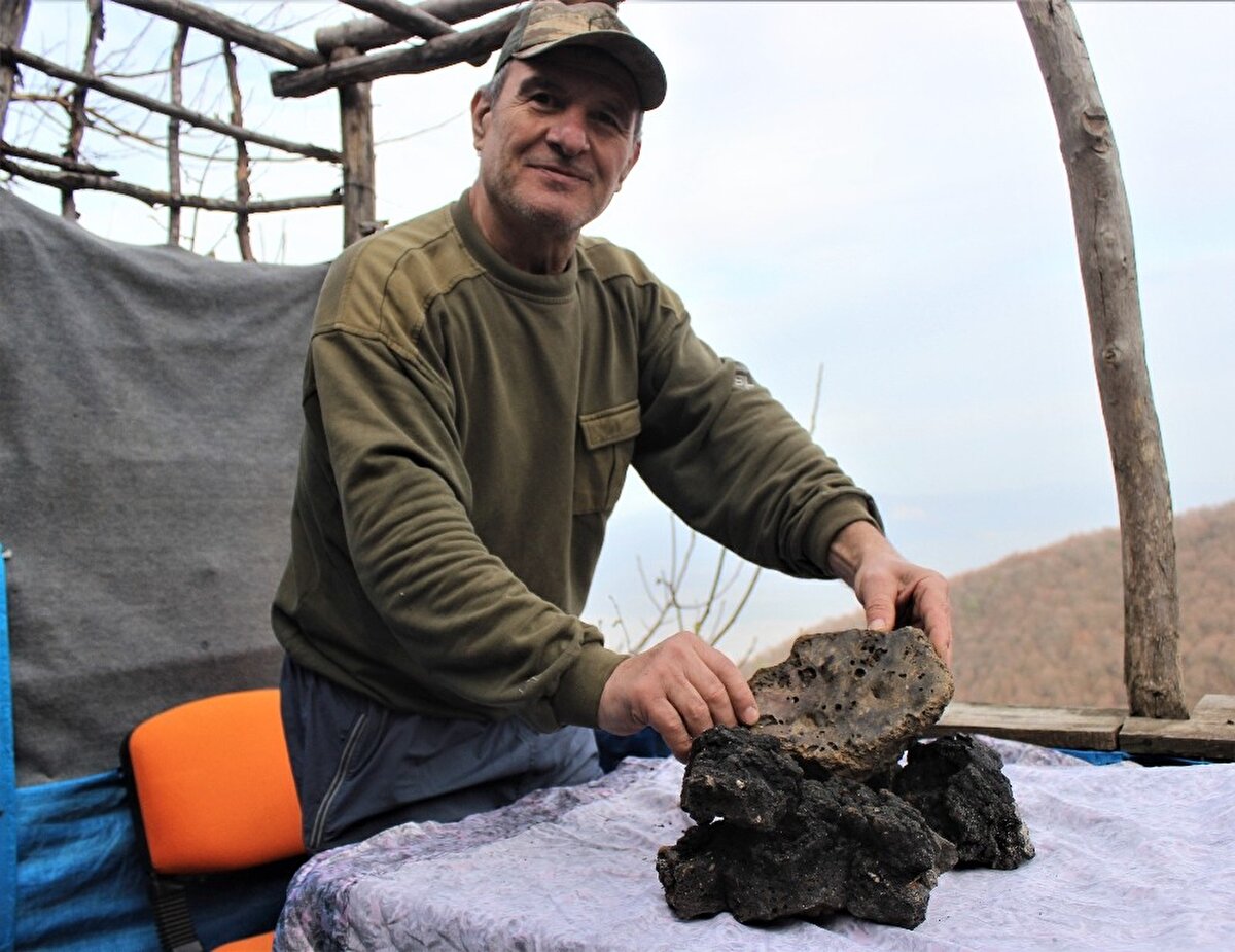 Ben gökyüzünü izleyip kahvemi içerken, gökyüzünden bir ışık parladığını gördüm. Bu ışık parlaması bir yıldız kaymasına benziyordu. Gökyüzündeki parlamadan bir kaç saniye sonra evimin çatısında küt diye ses oldu. Ben evin dışına çıkarak baktım, biri benim evime taş mı atıyor diye. Evin etrafını gezdiğimde kimsenin olmadığını gördüm.
