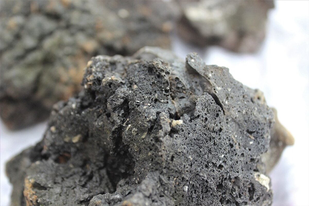 Evinin 300 metre çevresinde de bu bölgede daha önce görülmeyen bu taşlardan 7 tane buldu. Göktaşına taşlara gözü gibi bakıp saklayan vatandaş, bu taşları, kıymetini veren olması halinde satacağını söyledi.
