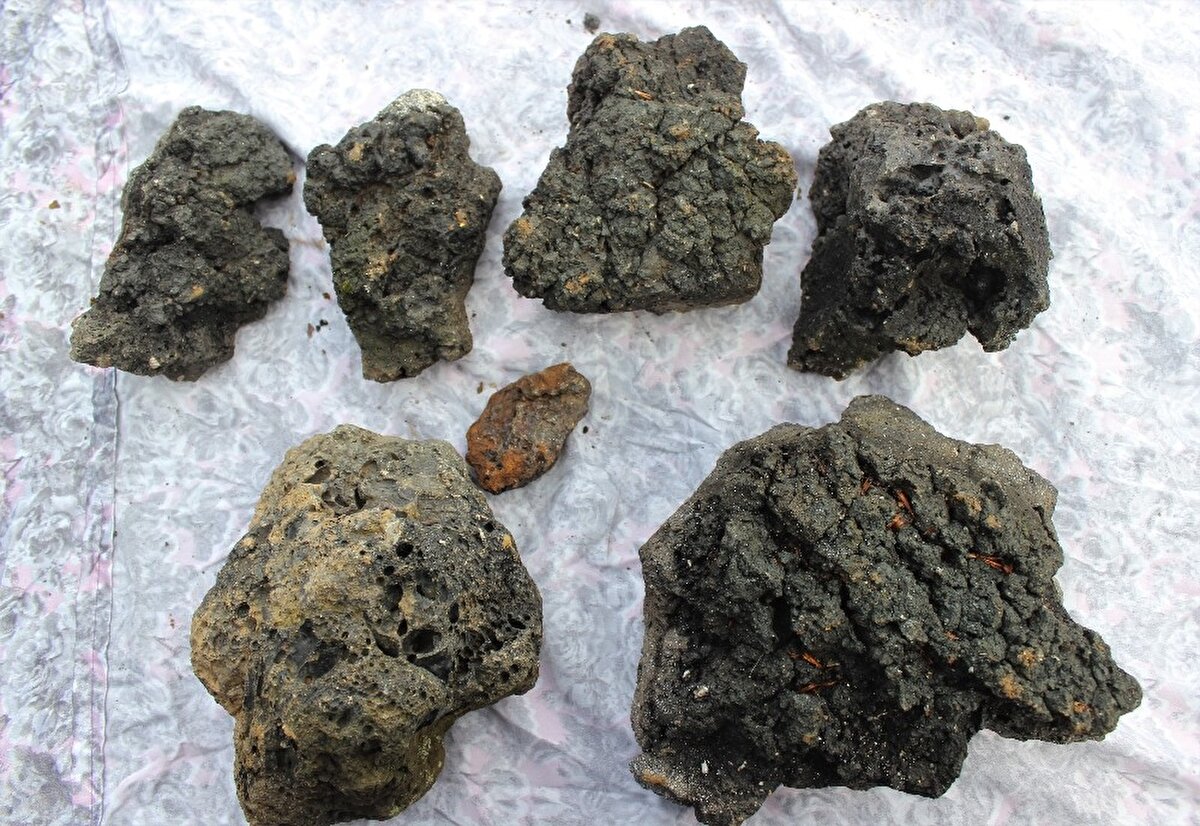 Sonra gidip yatağıma yatıp uyudum. Sabah kalkıp kahvaltı yaparken, gece çatıdaki sesi merak edip, çatıya çıkarak incelemeye başladım. Gördüğüm manzara karşısında büyük şaşkınlık yaşadım. Bir taşın demir sacı delerek çatıya saplandığını gördüm. Çatıyı delen taşı tornavida yardımıyla çıkarttım.
