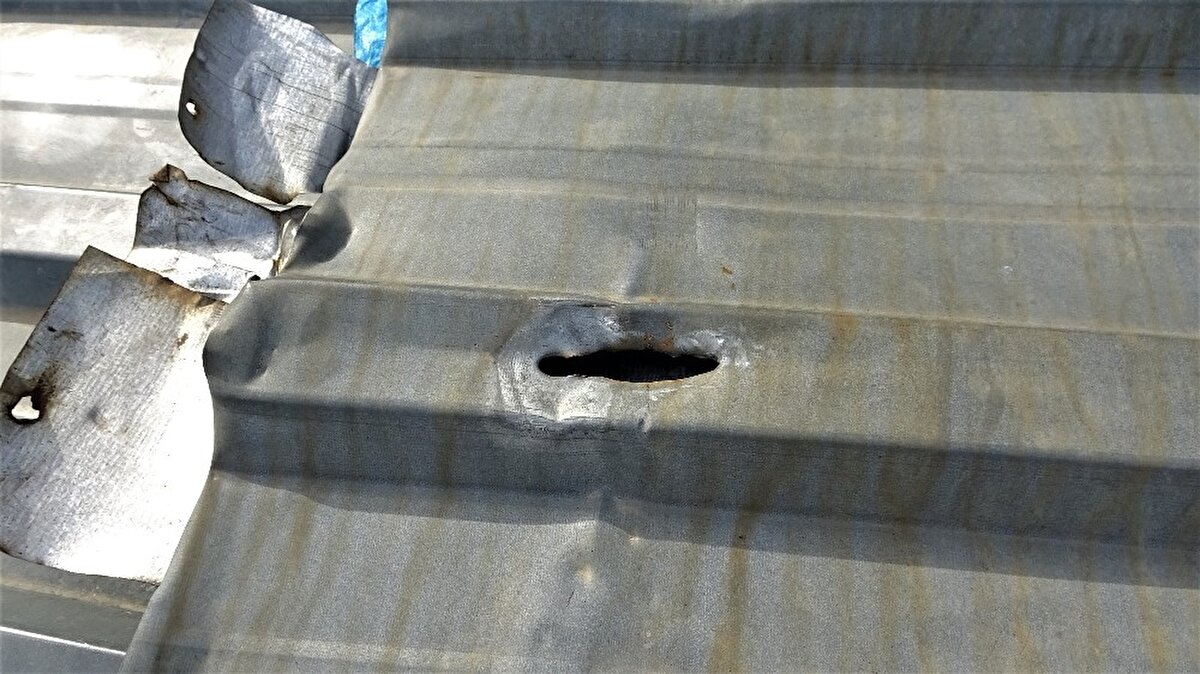 Çatıya saplanan taşı tornavida yardımıyla sıkıştığı yerden çıkartan vatandaş gördüğü ışıkla bu taşın arasında bir bağlantı olabileceğini düşünerek, evinin çevresini aramaya başladı.
