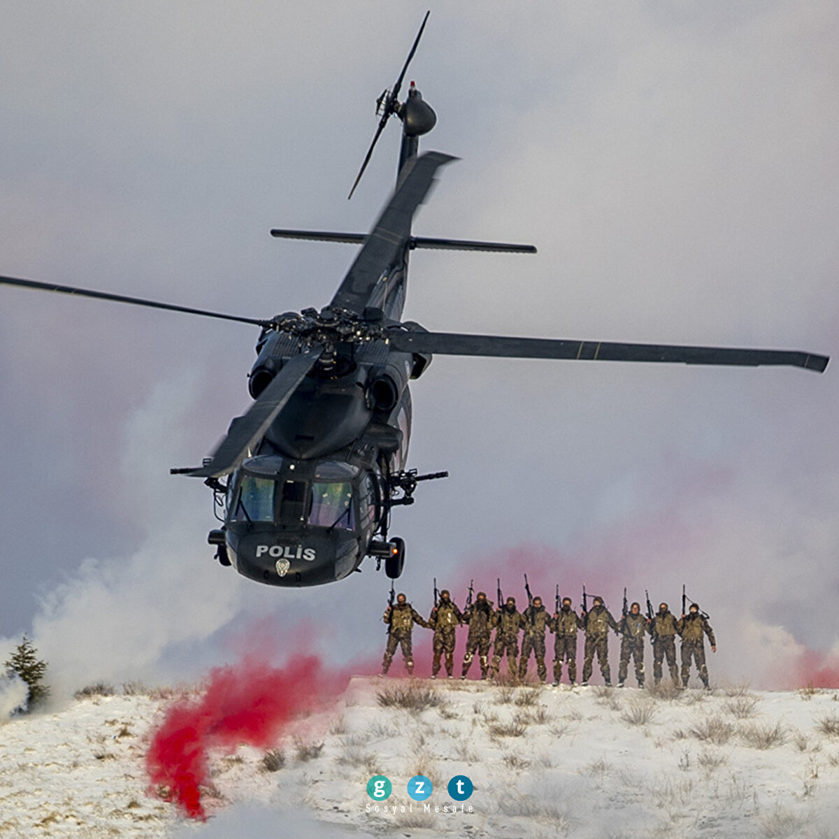 Ankara'da 500 kadın özel harekat polisi için mezuniyet töreni düzenlendi. Törende konuşan İçişleri Bakanı Süleyman Soylu, PKK'daki kişi sayısının 320'nin altına düştüğünü söyledi. 'PKK'nın kolunu kaldıracak hali söz konusu değil' dedi. Mezuniyet törenine kadın özel harekatların gösterisi damga vurdu.