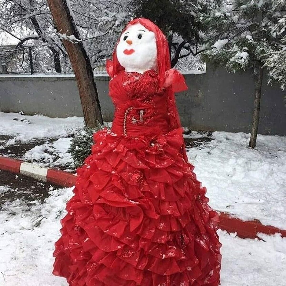 Bu sene kardan adamlardan çok kıyafet giydirilen kardan teyzeler dikkat çekti.