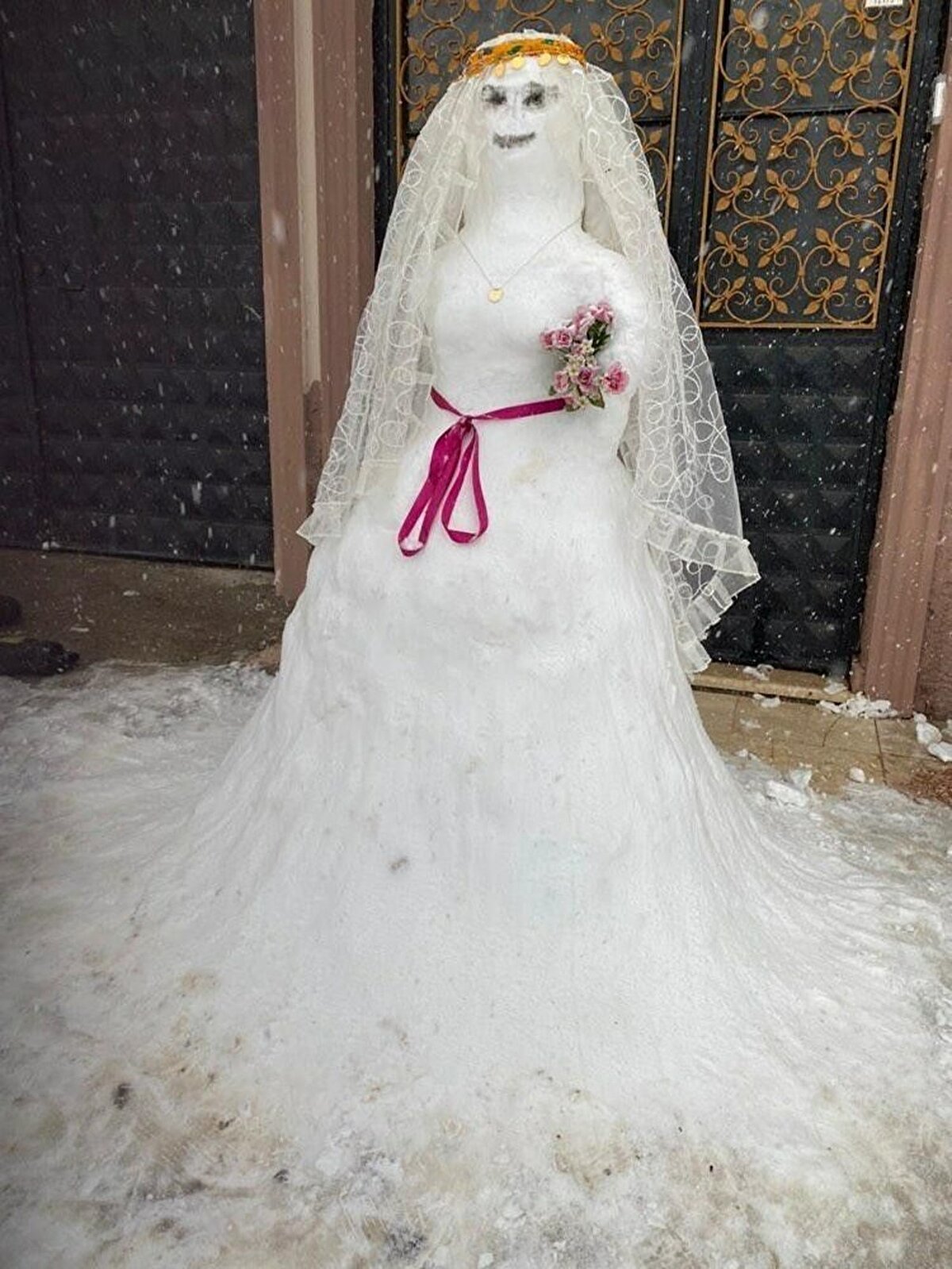 Uzun süre sonra karla buluşan vatandaşların yaptıkları birbirinden ilginç kardan adamlar insanları gülümsetirken sosyal medyada paylaşılan görüntülerde büyük ilgi gördü.