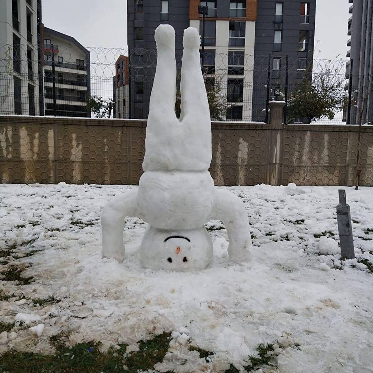 Osmangazi ilçesinde imam cübbesi giydirilen bir kardan adamın arkasında safa duran kalabalık Türk halkının hayal gücünü bir kez daha gözler önüne serdi.