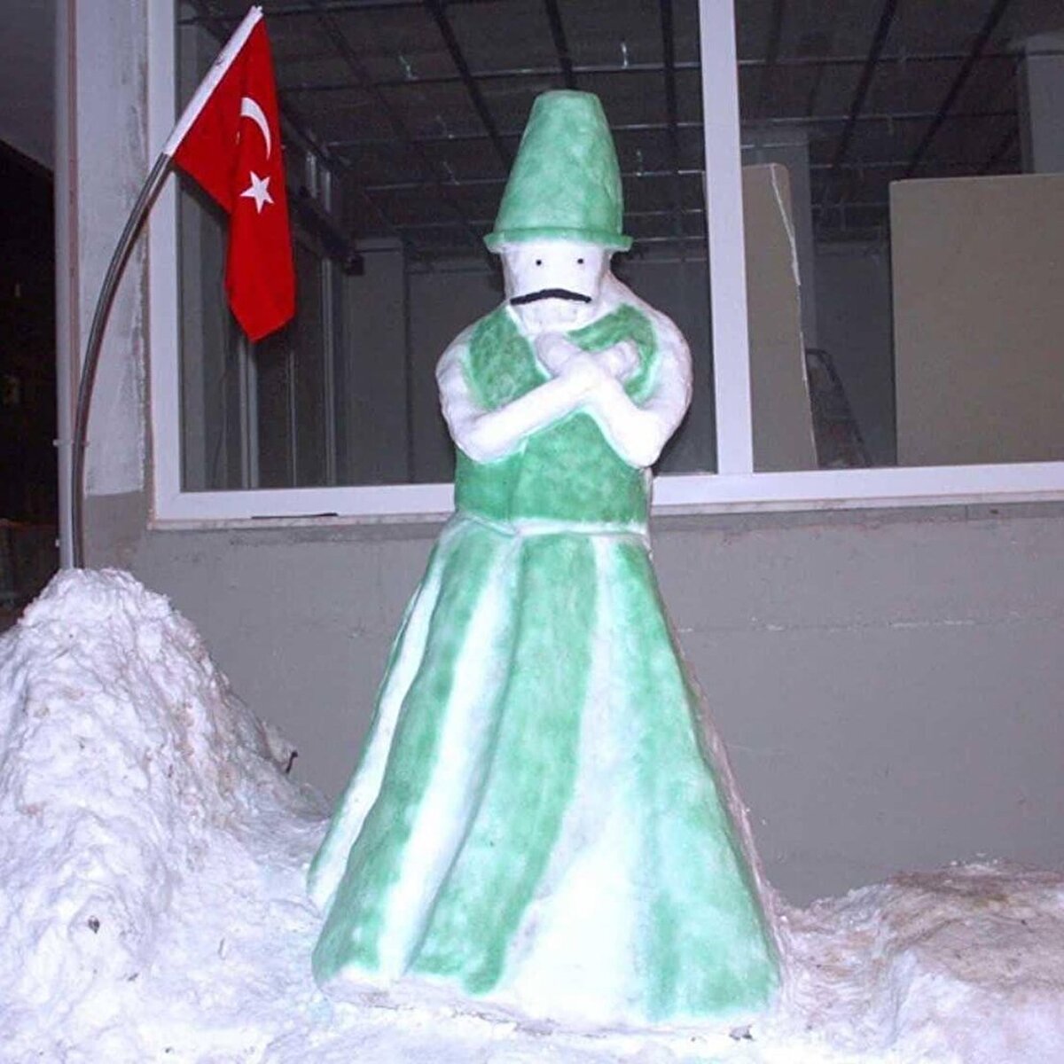 Bir çok evin teras kısmında yapılan kardan kadınlar ve atletik vücutlu kardan adamlar en usta heykel tıraşların elinden çıkan heykelleri aratmadı.