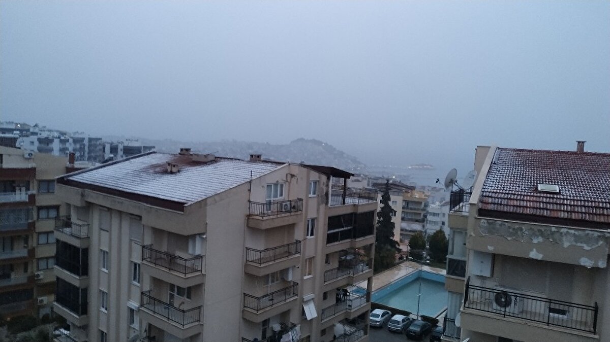 Yaklaşık 45 dakika yağan kar, evlerin çatılarını, zeytin bahçelerini ve ağaçları beyaza bürdü. Çocuklar da sokağa çıkıp, kar topu oynadı.